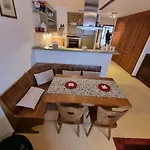 Newly Renovated Loverbier Steps From Place וורבייה
