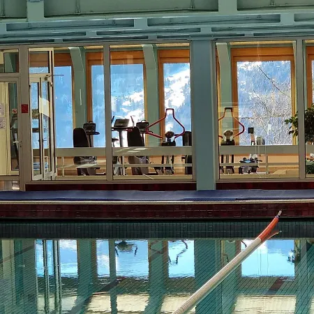 Loverbier With Pool In Building, Steps To Place アパート ヴェルビエール