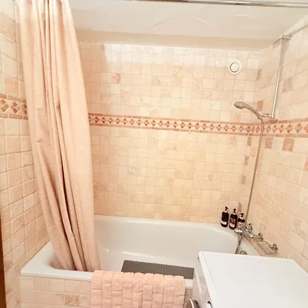 Loverbier With Pool In Building, Steps To Place アパート ヴェルビエール