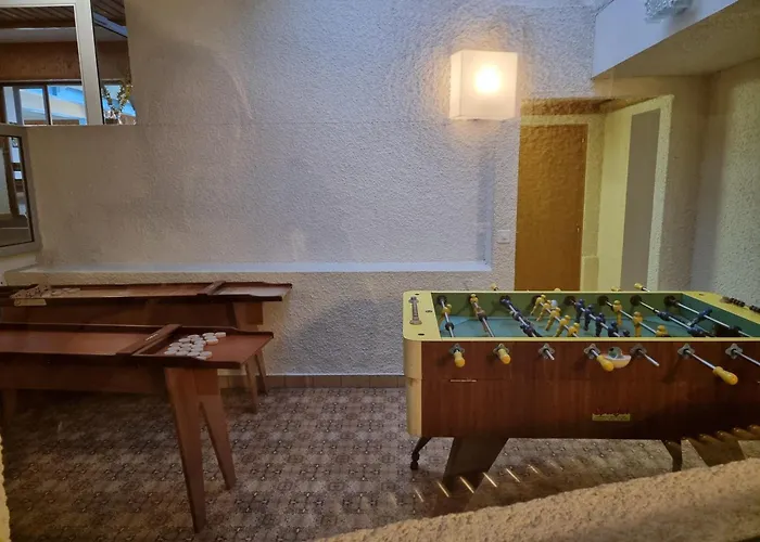 Newly Renovated Loverbier Steps From Place شقة