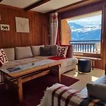 Newly Renovated Loverbier Steps From Place Apartmán